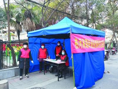 1.4万社工把“门”，南京密织社区防线.jpeg
