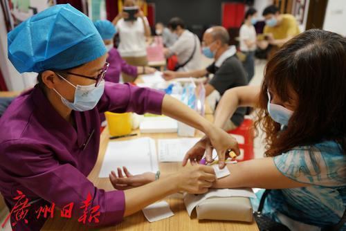广州社会组织连续五年全城送体检，义诊志愿者为健康支招.jpeg